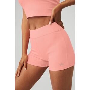 Alo Women’s Goddess Ribbed High-Waist Hot Short Strawberry Lemonade Size Small